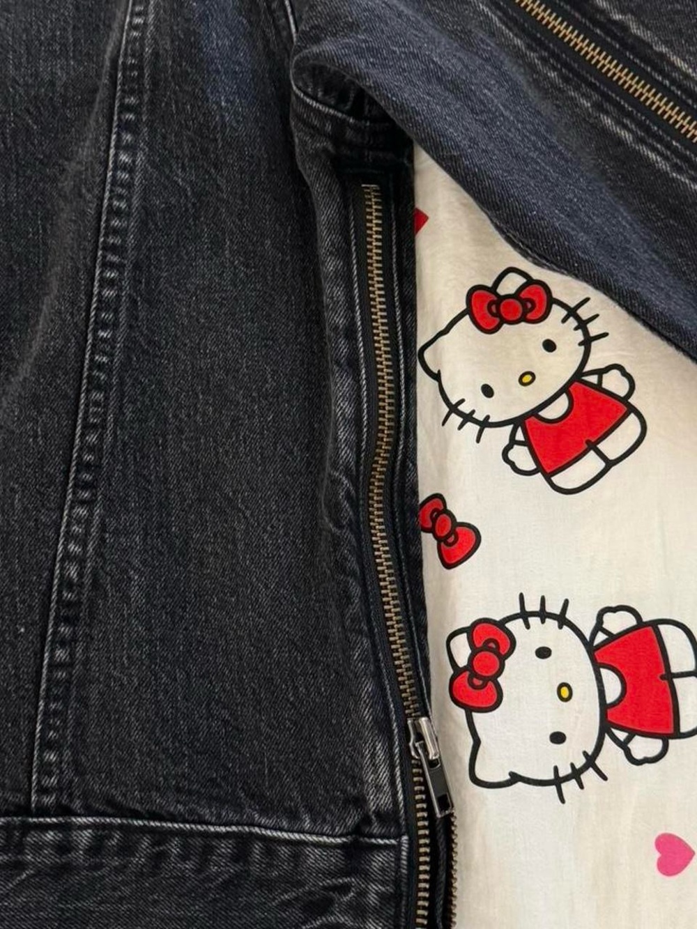 Levi's Black Denim Trucker Jacket with Zipper Sleeves - Picture 5 of 7